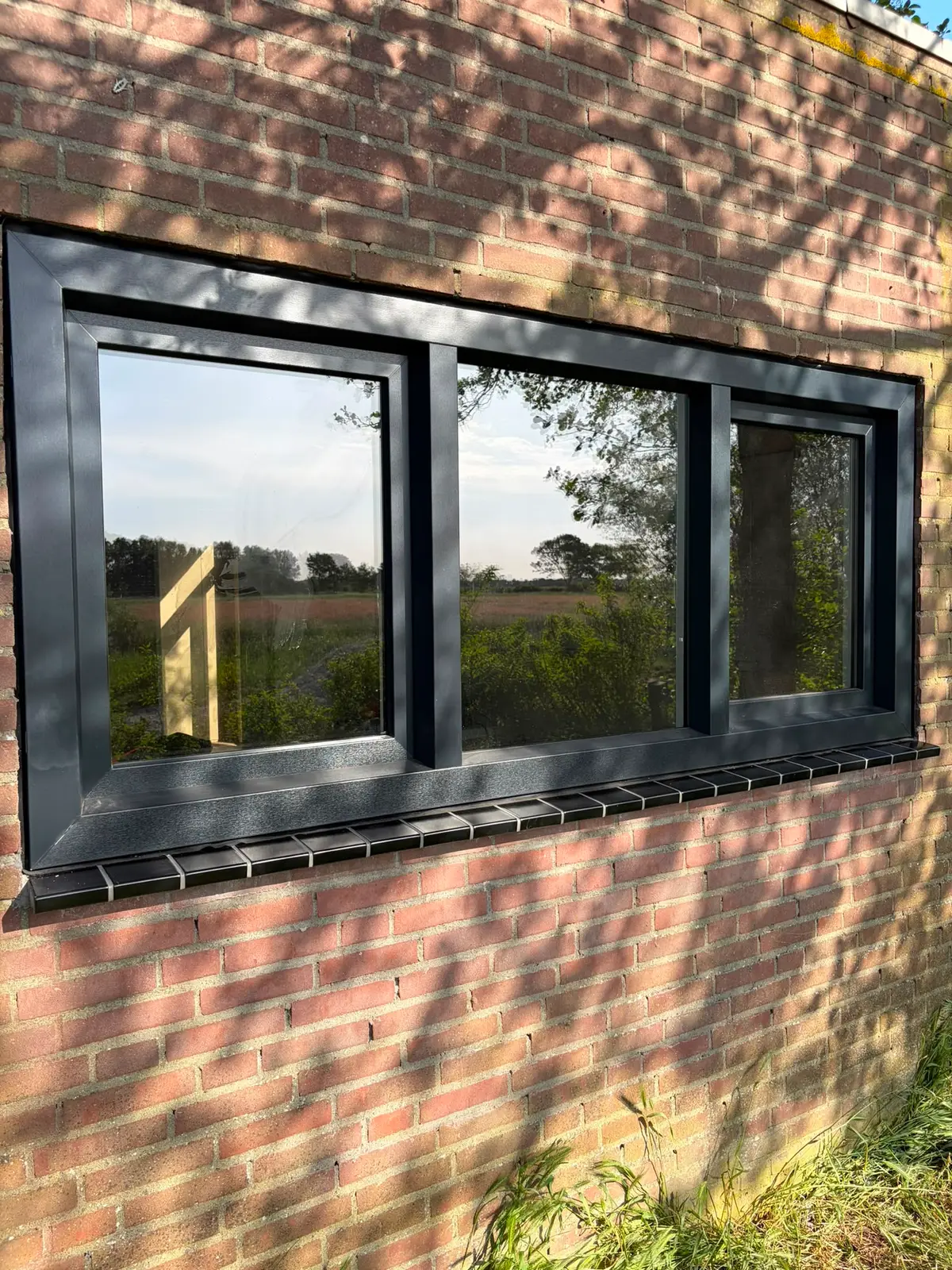 Antraciet kunststof raamkozijn met drie vakken